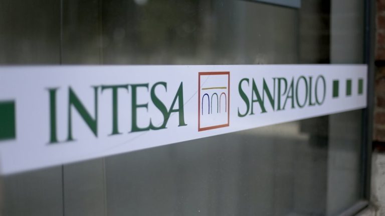 Απώλεσαν αξία οι μετοχές των κορυφαίων ιταλικών τραπεζών UniCredit και Intesa Sanpaolo