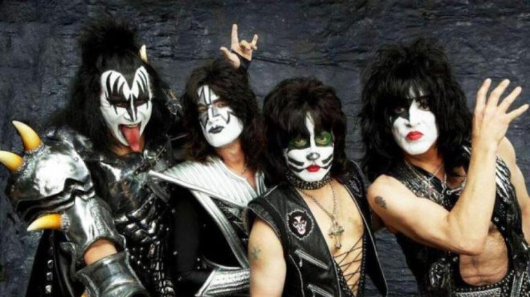 Το θρυλικό συγκρότημα Kiss ανακοίνωσε ότι ολοκληρώνει την πορεία του στη μουσική