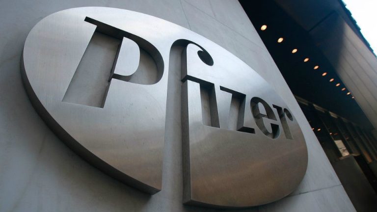 Γιατί οι ρυθμιστικές αρχές  της ΕΕ κάνουν στενό μαρκάρισμα στη Pfizer
