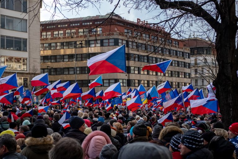 Διαδηλωτές στην Πράγα κάλεσαν την κυβέρνηση φιλελευθέρων-δεξιάς να παραιτηθεί