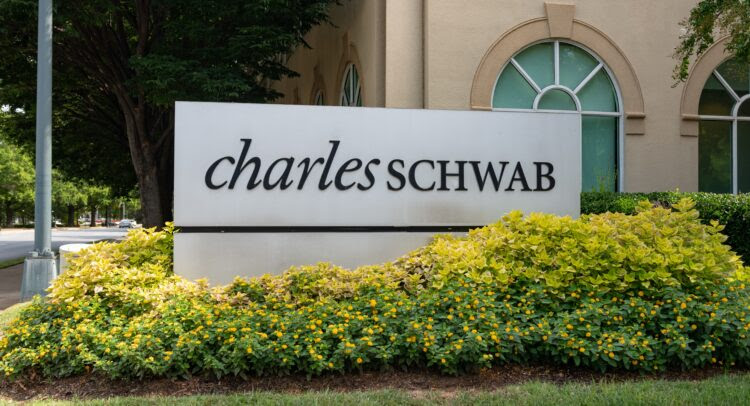 Στους κερδισμένους η Charles Schwab