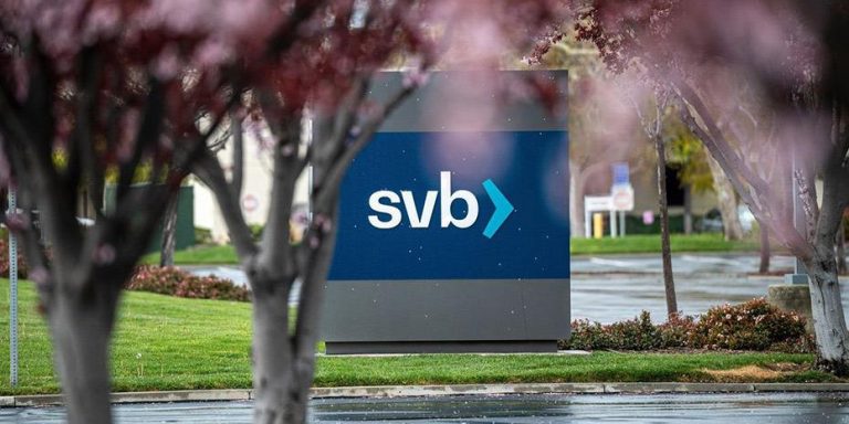 Οι πελάτες της Silicon Valley Bank που έχουν ανασφάλιστες καταθέσεις στην τράπεζα σπεύδουν να τις πουλήσουν