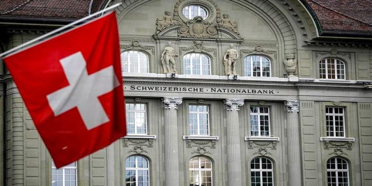 Το βάρος που φορτώνεται κάθε Ελβετός για την χρεοκοπία της Credit Suisse ανέρχεται σε 13.500 δολάρια