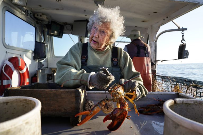 Virginia Oliver: Συνεχίζει να ψαρεύει στα 101 της χρόνια