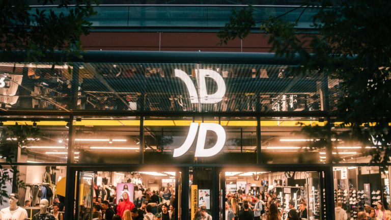 Ο βρετανικός κολοσσός JD Sports Fashion Plc ανοίγει τις πόρτες του στον εμβληματικό Πύργο του Πειραιά