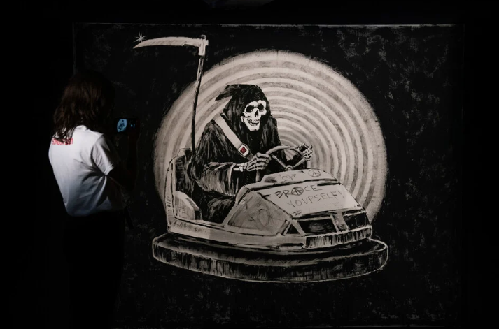 Ο πίνακας του Banksy “Brace Yourself!” πουλήθηκε σε δημοπρασία έναντι 2 εκατομμυρίων δολαρίων