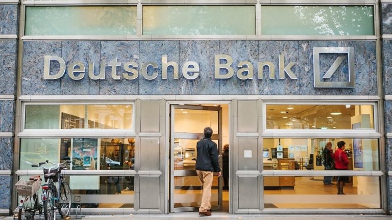 Η ύφεση, ύφεση αλλά και τα bonus, bonus! 14 εκ. έδωσε σε υπάλληλο η Deutsche Bank το 2023