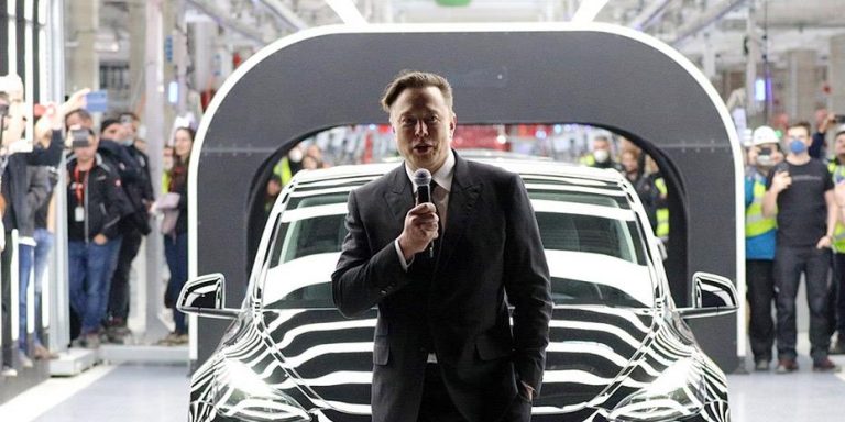 Η Καλιφόρνια μηνύει τον Musk για ακατάλληλο χειρισμό επικίνδυνων αποβλήτων από την Tesla