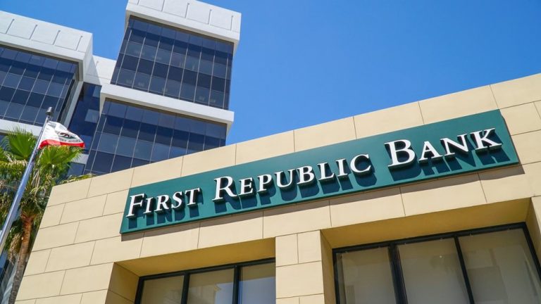 Αμερικανοί αξιωματούχοι συντονίζουν επείγουσες συνομιλίες για τη διάσωση της First Republic Bank