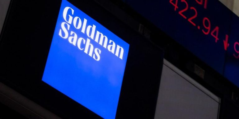 Τα νοικοκυριά πουλάνε μετοχές και στρέφονται προς εναλλακτικές λύσεις επισημαίνει η Goldman Sachs