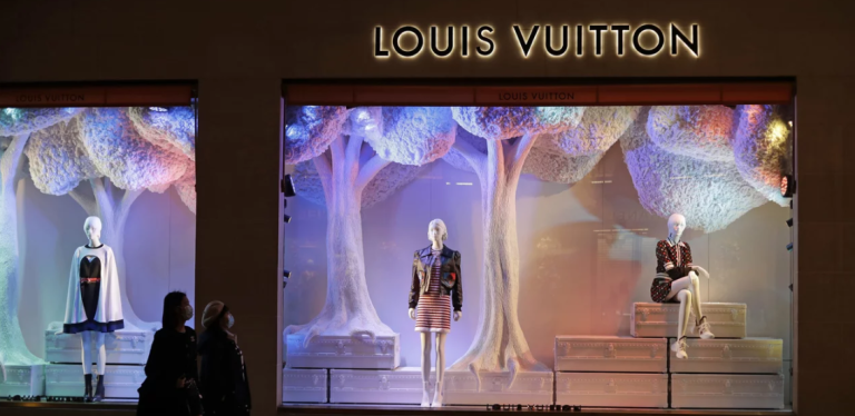 Η Louis Vuitton έγινε η πρώτη ευρωπαϊκή εταιρεία που ξεπέρασε τα 500 δισ. δολάρια σε χρηματιστηριακή αξία