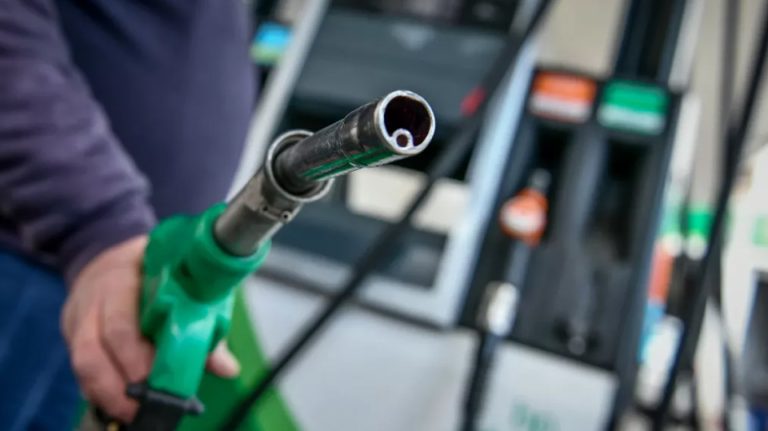 Νέα φωτιά στις τσέπες των καταναλωτών αναμένεται να βάλουν οι τιμές των καυσίμων