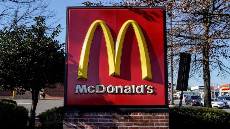 Τα McDonald’s κλείνουν τα γραφεία των ΗΠΑ
