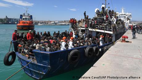 Η κυβέρνηση Μελόνι σκληραίνει τη στάση της απέναντι στους παράνομους μετανάστες
