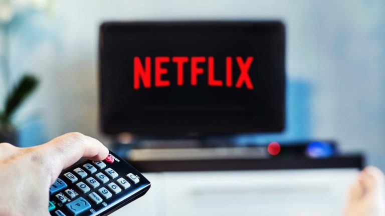 Οι μετοχές του κολοσσού του streaming Netflix κατρακυλούν 4%