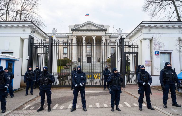 Εισβολή των πολωνικών αρχών και  κατάληψη σχολικού κτιρίου της ρωσικής πρεσβείας