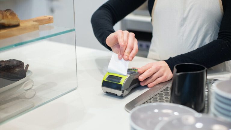Τσουχτερά πρόστιμα μέχρι 50.000 ευρώ αντιμετωπίζουν οι επιχειρηματίες που δεν προσκομίζουν αρχεία ταμειακών μηχανών