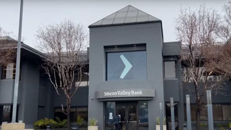 Οι πελάτες εξακολουθούν να αποσύρουν τις καταθέσεις τους από την Silicon Valley Bank παρά την εξαγορά της από την First Citizens