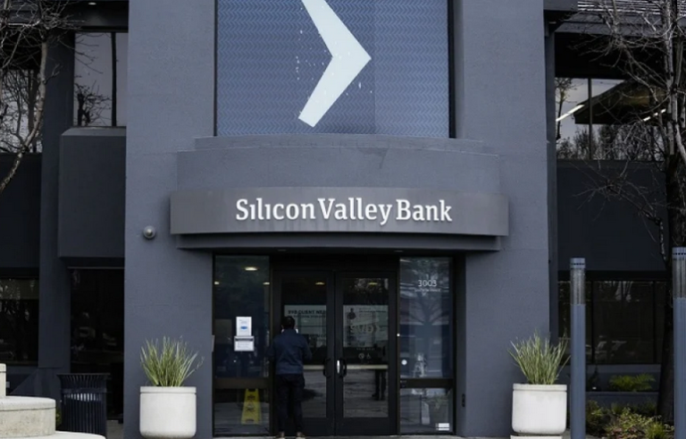 Επενδυτής μηνύει την Goldman Sachs και την KPMG για την αποτυχία της Silicon Valley Bank