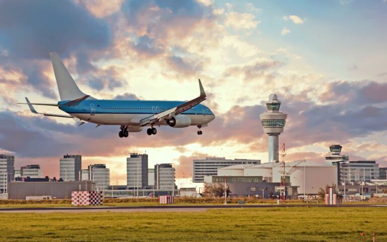 Το αεροδρόμιο Σίπχολ του Αμστερνταμ ανακοίνωσε ότι θα απαγορευθούν οι νυχτερινές πτήσεις για να μειωθούν οι εκπομπές αερίων