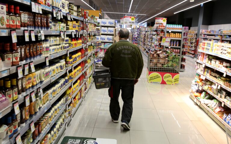 Νέες καταναλωτικές συμπεριφορές αναπτύσσουν οι Ελληνες λόγω της ακρίβειας