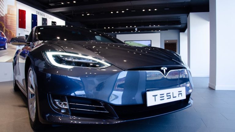 Εξανεμίστηκαν 51 δισ. δολάρια από τη χρηματιστηριακή αξία της αυτοκινητοβιομηχανίας Tesla