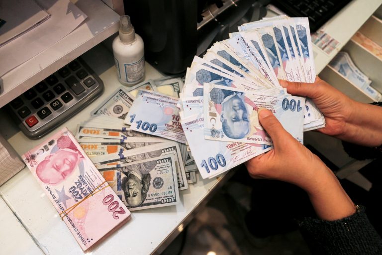 Η τουρκική λίρα κατακρημνίστηκε στην ισοτιμία έναντι του αμερικανικού δολαρίου