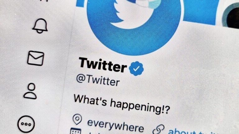 Το Twitter άρχισε τη μαζική αφαίρεση των “μπλε τικ” από επαληθευμένους λογαριασμούς