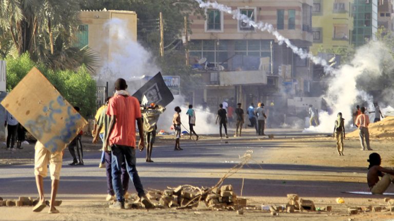 56 άμαχοι έχουν χάσει την ζωή τους στον αιματηρό εμφύλιο που μαίνεται στο Σουδάν