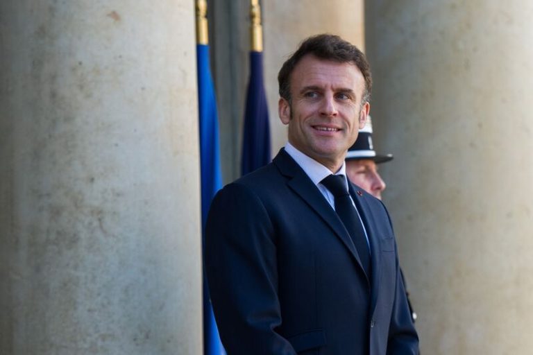 Ο Εμάνουελ Μακρόν ζητά από τις επιχειρήσεις «να επιλέξουν τη Γαλλία»
