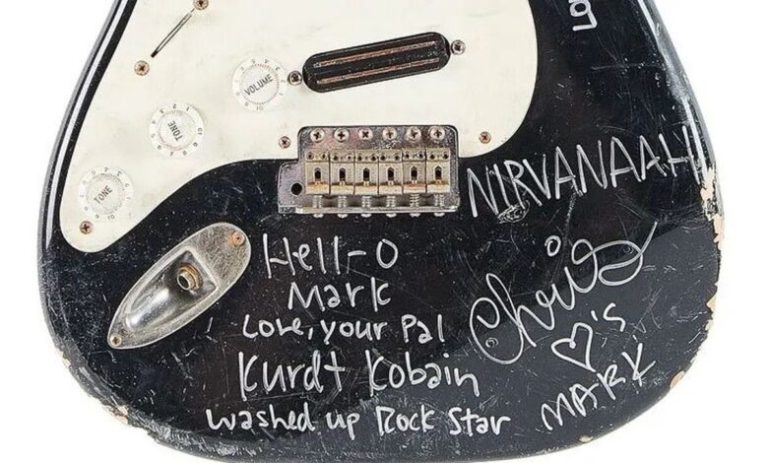 Η σπασμένη κιθάρα του Κερτ Κομπέιν πωλήθηκε σχεδόν 600.000€