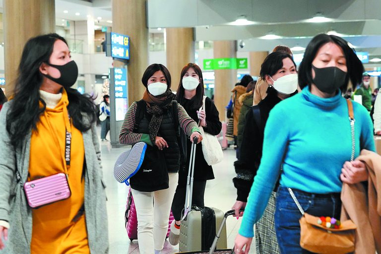 Οι Κινέζοι ταξιδιώτες ανοίγουν ξανά τις βαλίτσες τους αλλά όχι τα πορτοφόλια τους