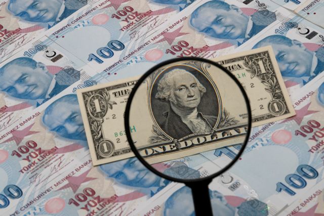 Η τουρκική  λίρα υποχώρησε προς ένα νέο χαμηλό ρεκόρ έναντι του δολαρίου