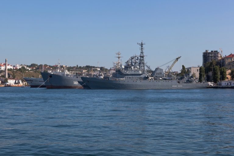 Ρωσικό πολεμικό πλοίο δέχτηκε επίθεση από τρία ουκρανικά μη επανδρωμένα ταχύπλοα