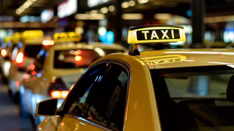Εντείνεται η κόντρα μεταξύ των επαγγελματιών οδηγών ταξί με την αμερικανική πλατφόρμα Uber