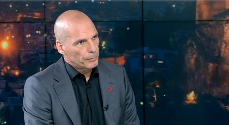 “Πρέπει να συντριφθεί στις κάλπες το κόμμα Κασιδιάρη” δήλωσε σε συνέντευξή του ο Γιάνης Βαρουφάκης