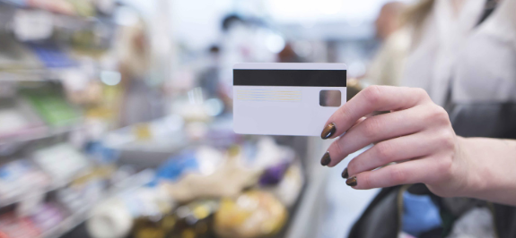 Συστηματικότερη η χρήση φυσικής χρεωστικής κάρτας για τα ψώνια του σούπερ μάρκετ