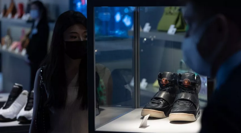 H Adidas και το πρόβλημα των απούλητων παπουτσιών Yeezy του Κάνιε Γουέστ