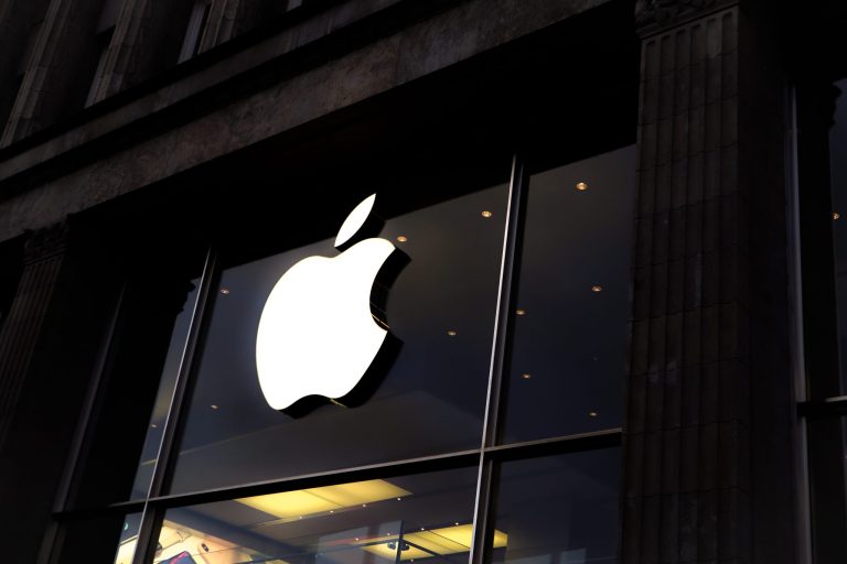 Απογειώνεται και πάλι η μετοχή της Apple στα 183,79 δολάρια