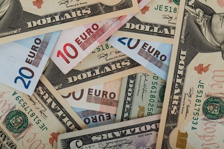 Ενισχύεται 0,20% το ευρώ, φτάνοντας στα 1,0947 δολάρια