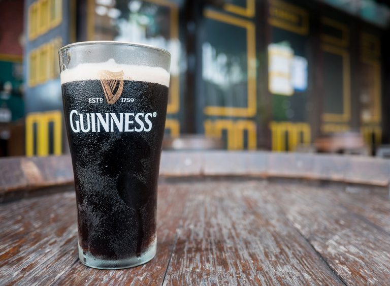 Guinness 0.0: Ξεκινά τη διάθεση της σε βαρέλι στις ιρλανδικές παμπ