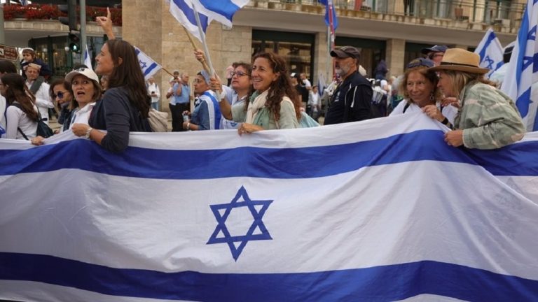 Δεκάδες χιλιάδες Ισραηλινοί πολίτες διαμαρτύρονται κατά της δεξιάς κυβέρνησης του πρωθυπουργού Μπενιαμίν Νετανιάχου