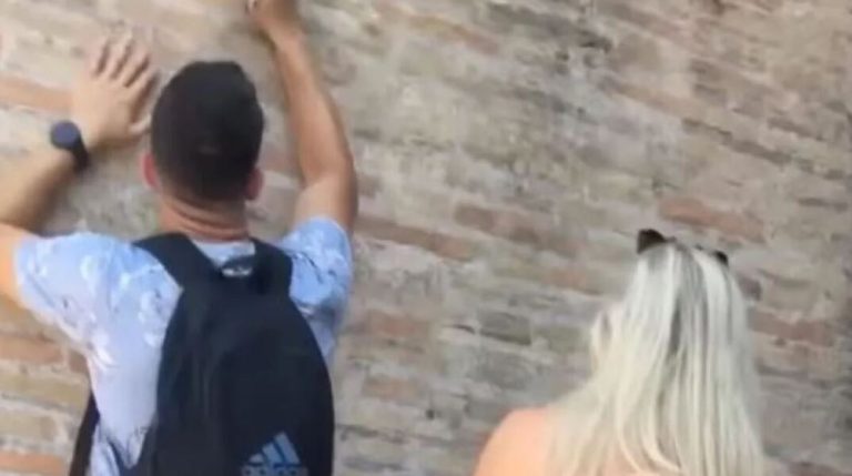 Τουρίστας χάραξε με κλειδιά τον τοίχο στο Κολοσσαίο
