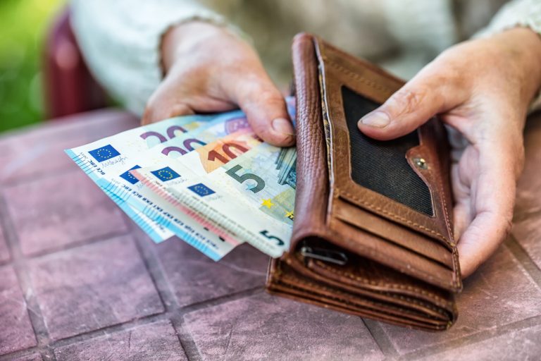 Ραγδαία υποχώρηση παρουσιάζουν οι συναλλαγές με φυσικό χρήμα στην Ελβετία την τελευταία πενταετία