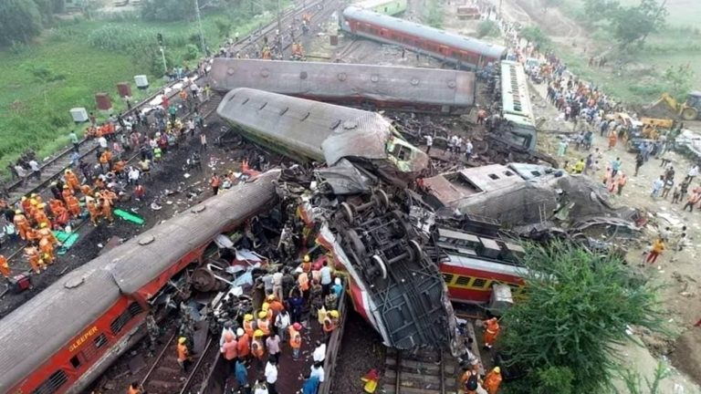 Στον αιώνα της τεχνητής νοημοσύνης χιλιάδες αθώες ζωές χάνονται από το “ασφαλέστερο” μέσο μεταφοράς-Τουλάχιστον 288 νεκροί και 850 τραυματίες από την σιδηροδρομική τραγωδία στην Ινδία