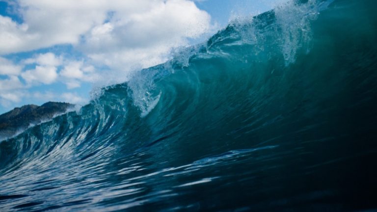 Η Deutsche Bank προειδοποιεί: Ερχεται τσουνάμι χρεοκοπιών