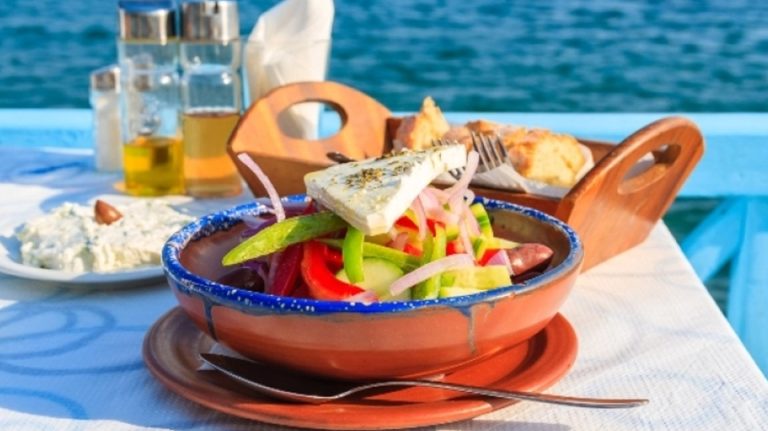 10 ευρώ η τιμή της χωριάτικης σαλάτας σε ταβέρνες της Κρήτης
