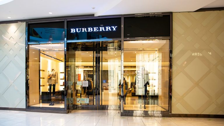 Burberry: Η Κίνα εκτόξευσε τις πωλήσεις της