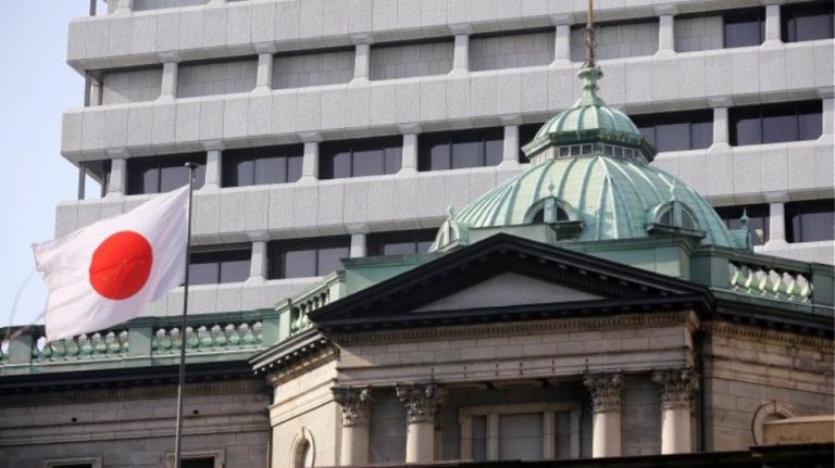 Η Τράπεζα της Ιαπωνίας κράτησε αμετάβλητα τα επιτόκια, προσαρμόζοντας τον έλεγχο των αποδόσεων