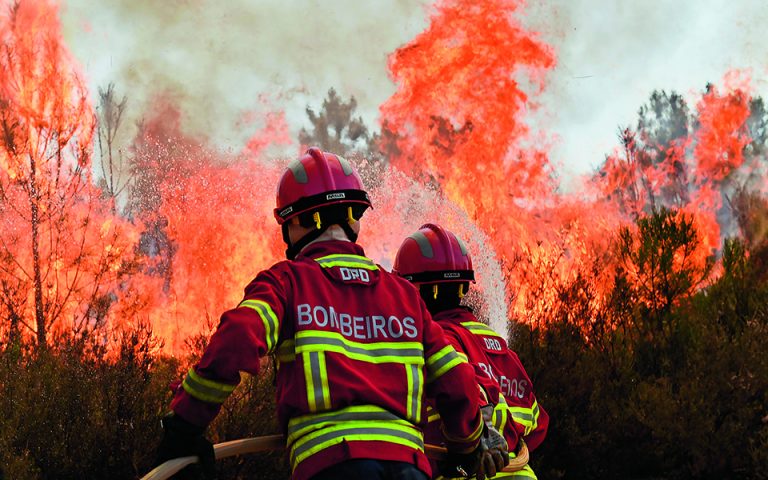 Πορτογαλία: Εκατοντάδες πυροσβέστες επιχειρούν να οριοθετήσουν μεγάλη φωτιά στην Κασκάις